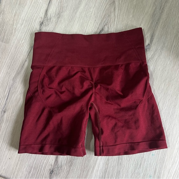 EFFORTLESSLIFT™ SEAMLESS SHORTS WITH WHITE LOGO - Picture 2 of 6